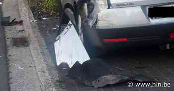 Materiële schade nadat bestelwagen tegen geparkeerd voertuig botst - Het Laatste Nieuws