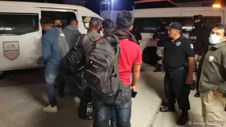 En Acajete, Puebla, aseguran a 80 migrantes en autobús de turismo - Uno TV Noticias