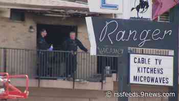 Muere hombre atrincherado en hotel de Aurora tras disparos por agentes