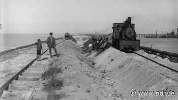 Im Kampf gegen die Nordsee: Der Bau des Hindenburgdamms in Bildern - NDR.de