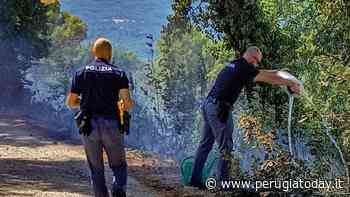 Spoleto, poliziotti aiutano i cittadini durante un incendio di sterpaglie - PerugiaToday