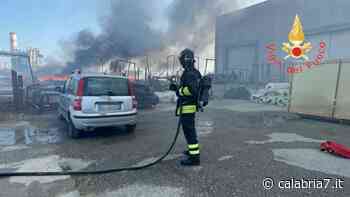 Incendio coinvolge un'azienda di erba sintetica in Calabria (VIDEO) - Calabria 7