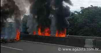 Protesto com queima de pneus interdita Rodovia do Sol em Guarapari - A Gazeta ES
