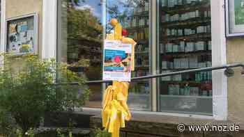 Dekoration oder Aktion?: Das hat es mit den gelben Latten mit Bändern vor Bad Laerer Geschäften auf sich - NOZ