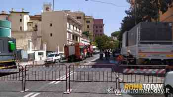 Brucia una galleria di servizi in centro, negozi e palazzi senza corrente