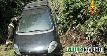 Melfi, incidente con auto che finisce in una scarpata! Le foto - vulturenews.net