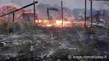 Un deposito di legname è stato distrutto da un incendio