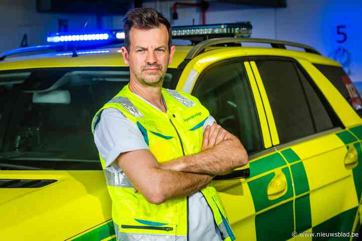 Hij ontmoet ze, verzorgt ze, maar heeft geen idee hoe het met hen is... tot nu: spoedverpleger Stef Vanlee zoekt patiënten op