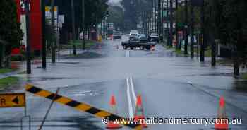 Maitland flood gates closed as river rises - Millers Forest, Duckenfield residents told move to higher ground - The Maitland Mercury
