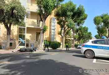 Scooter urta auto e finisce contro palo a Cagliari, 2 feriti - Agenzia ANSA