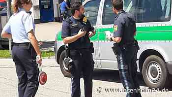 Großeinsatz in Halfing läuft noch immer: Mann attackiert Bewohner in Haus – Polizei umstellt Gebäude