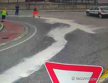 Civate ed SS36. Camion ha una perdita, asfalto scivoloso - Lecco Notizie