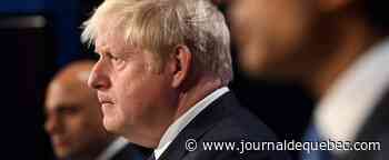 Boris Johnson, sur la défensive, promet de «continuer» à son poste