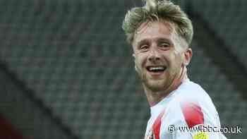 Stephen Wearne: Grimsby Town signing says holidaying fan prompted move - BBC