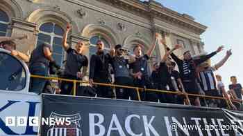 Grimsby Town promoted: Fans greet open-top bus tour - BBC