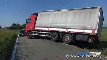 Incidente a Chieri: tir sbanda e resta in bilico bloccando la strada, lungo intervento per spostarlo - TorinoToday