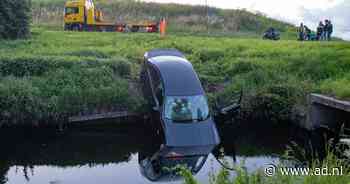 Auto raakt te water in Eemnes: omstanders schieten bestuurder te hulp - AD.nl