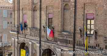 Bandiera del Comune di Parma listata a lutto per onorare la scomparsa del Sindaco di Soragna, Matteo Concari - Gazzetta di Parma