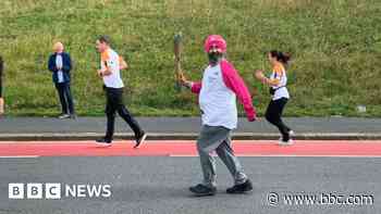 Queen's baton relay in South West tour in Cornwall - BBC