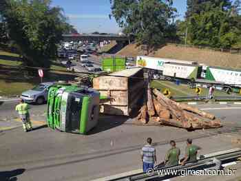 ​Cotia: carreta tomba na região da Granja Viana e provoca lentidão na Raposo Tavares - Giro S/A