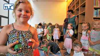 Kinder spielen in Waltershausen zwischen Büchern - Thüringische Landeszeitung