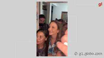 Ivete Sangalo visita amigos de infância e antigos vizinhos em Juazeiro, onde vai fazer show para comemorar 50 anos de idade - Globo