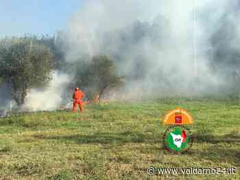 Incendio a Capannole. Vigili del fuoco, volontari e operai forestali all'opera per domare un fronte di fiamma di circa 300 metri - Valdarno24