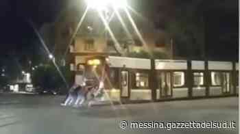 Messina, guasto al tram. Gli addetti Atm lo spingono a braccia. Il video è virale - Gazzetta del Sud - Edizione Messina