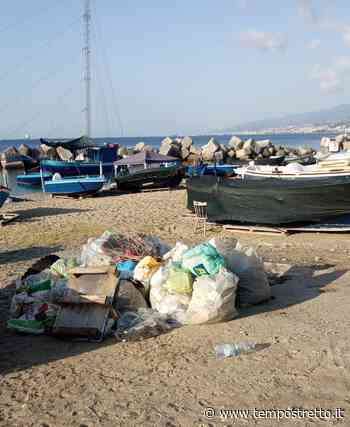 Messina. Rifiuti in spiaggia a Ganzirri - Tempo Stretto