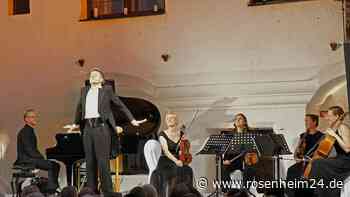 Wo die „Leich“ lag: Ein „Rosenheim-Cop“ begeistert als Sänger auf Schloss Amerang