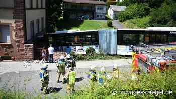 Fahrerloser Linienbus fährt in Wohnhaus – mindestens 18 Personen verletzt - Tagesspiegel