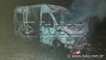 Em Campos Altos, amigos organizam vaquinha para ajudar homem a pagar financiamento de van que pegou fogo na BR-262 - TV KZ