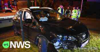 Auto rijdt rechtdoor op rotonde in Bornem en kantelt - VRT NWS