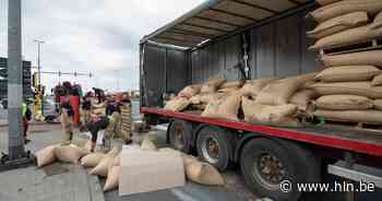 Politie controleert op juist verankeren van ladingen bij vrachtwagens en aanhangwagens - Het Laatste Nieuws