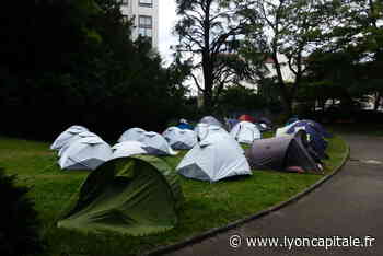 Lyon : à la rue, une quarantaine de jeunes migrants occupent le square Ferrié - Lyon Capitale