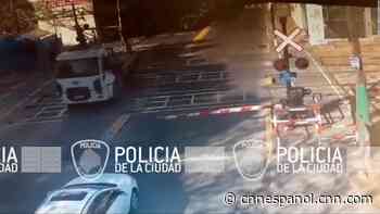 Mira el impactante momento en que un tren embiste un camión de cargas en Buenos Aires - CNN en Español
