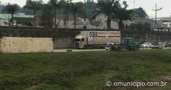 Carga de caminhão tomba na avenida Beira Rio, no Centro de Brusque - O Município