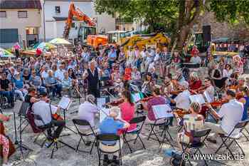 Musik zwischen Bagger und historischen Mauern: Viele Zuhörer beim Baustellenkonzert in Balingen - Zollern-Alb-Kurier