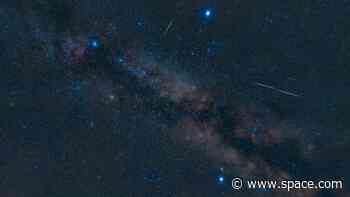 See the 'Summer Triangle' in the night sky this month