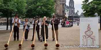 Premiere für die Auerbacher Alphornbläser vor der Semper-Oper in Dresden - Nordbayern.de