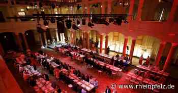 „101 Jahre Bau AG“-Feier: Zeitreise mit vielen Requisiten - Kaiserslautern - Rheinpfalz.de