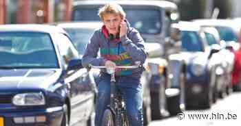 Elk jaar meer boetes voor gsm'en tijdens het fietsen in Brugge - Het Laatste Nieuws