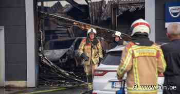 Uitslaande brand legt werkplaats Renault-garage Blomme in Knesselare in de as, showroom en woning gered - Het Laatste Nieuws