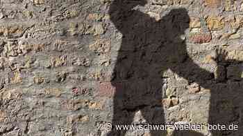 Polizei sucht Zeugen: Fremder schlägt am Busbahnhof in Nagold zu