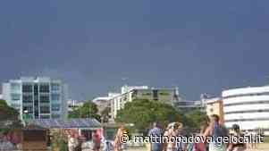 Forti raffiche di vento, la fuga dei bagnanti da Bibione e Jesolo. «Downburst causato dal caldo» - Il Mattino di Padova