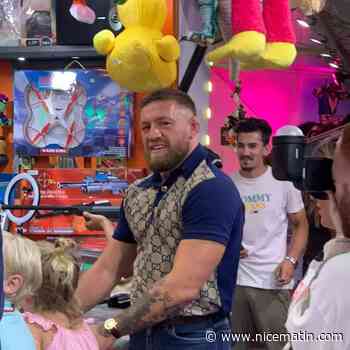 Le champion de MMA Conor McGregor s'essaye aux attractions de l'Azur Park
