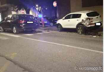 VERCELLI VIA PAGGI – Auto in transito ne centra due parcheggiate - vercellioggi.it/