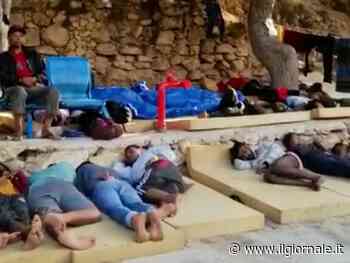 "Senza acqua e servizi igienici". L'hotspot di Lampedusa è una "polveriera"
