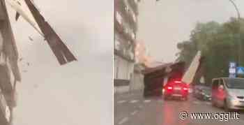Tromba d’aria a Cremona, il tetto vola sulle automobili - OGGI