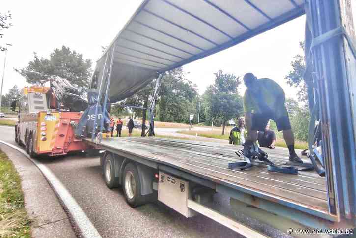 Aanhangwagen van truck kantelt aan oprit Noord-Zuidverbinding in Overpelt